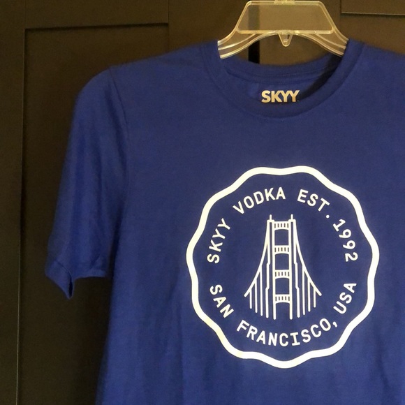 🍸 NWOT! Skyy Vodka signature blue sustainable t-shirt size small - Picture 3 of 13
